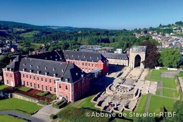 تختخواب و صبحانه La Pierre Du Diable