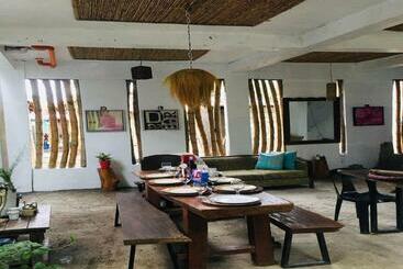 Otel Half Moon Village And Beach House