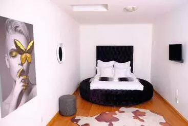 Bed & Breakfast Selina Airport Lodge #emzini