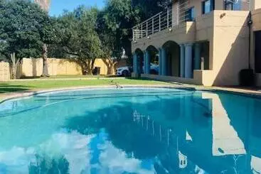 Bed & Breakfast Selina Airport Lodge #emzini