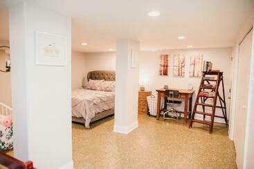 펜션 Oasis Of Martinsville Pool Private Guest House