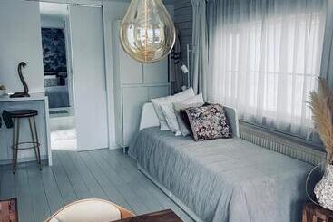 تختخواب و صبحانه Houseboat Bonnie