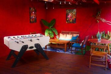 تختخواب و صبحانه Les Baroudeurs Hostel