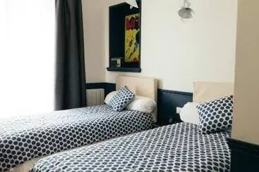 ベッドアンドブレックファースト Chez Pépé Merle   Chambres D Hôtes Au Cœur De Paris