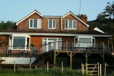 تختخواب و صبحانه Healing Waters Sanctuary For Exclusive Private Hire And Self Catering Board, Vegetarian, Alcohol & W