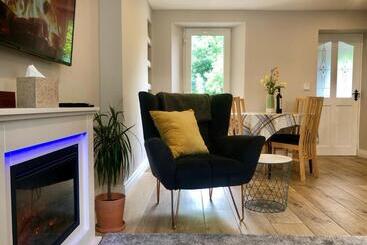 بنسيون Picturesque Riverview Cottage Pettigo