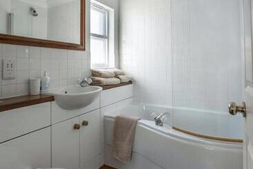 بنسيون Cranborne House