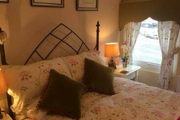 Abbey And Esk Bed And Breakfast