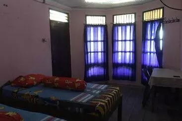 ペンション Nias Kristov Surf Camp