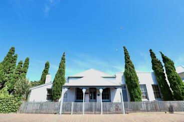 Pensão Grey Masts, Robe