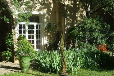 تختخواب و صبحانه Au Bord De Thau