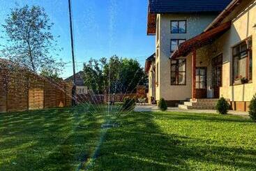 مبيت وإفطار Famíves Vendégház