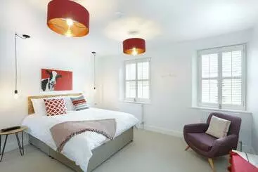 Majatalo Hues   Castle Cary