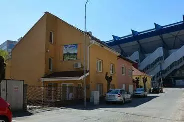 Pensão Nerudova Six