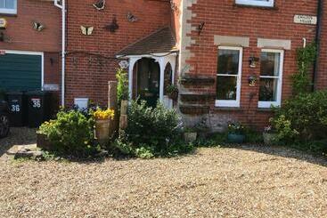 مبيت وإفطار Melrose Cottage