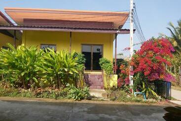 Pensão Lucky Home Prakhon Chai