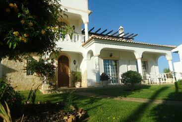 تختخواب و صبحانه Vivenda L Olivier