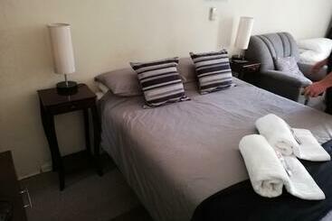 Pensió 52 Oaks Guest House