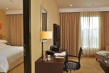 Four Points By Sheraton Hotel And Serviced Apartments Pune