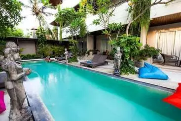 בית מלון כפרי Sunset Mansion Seminyak