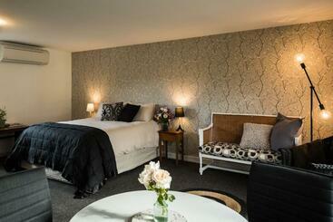 Mount Thomas Road B&b