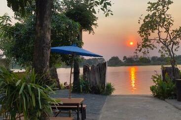 پانسیون Ruen Thai Ban Rim Nam