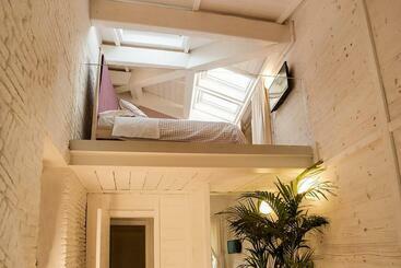 פנסיון Sasaràl Suites