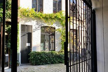 Bed & Breakfast Heaven At 11, Your Deluxe Studio With Personal Bathroom, Kitchenette & Terrace