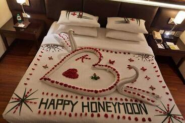 Отель Royal Orchid Central Grazia Navi Mumbai