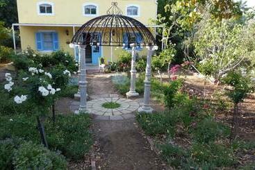 بنسيون Shades Of Provence