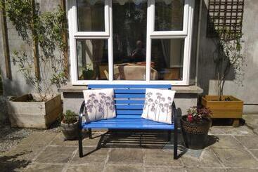 Twin Oaks Bed & Breakfast