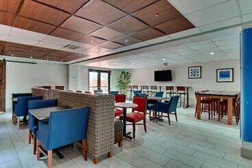 Отель Holiday Inn Express & Suites Bad Axe, An Ihg