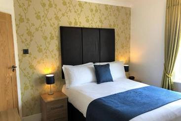 בית מלון כפרי Marine Court  Adults Only