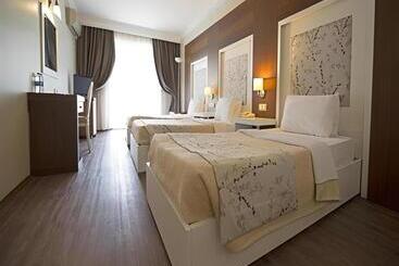 בית מלון כפרי Sentinus Beach