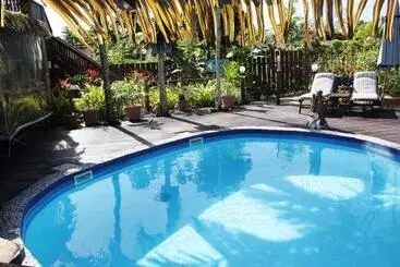 خانه Castaway Resort