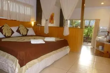 خانه Castaway Resort