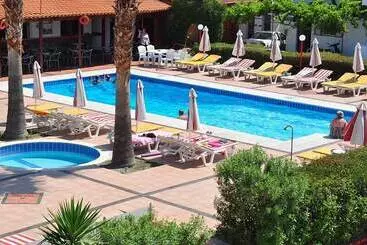 Sandy S Studios Apartments & Log Villas