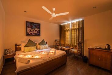 בית מלון כפרי Tulip Inn Green Castle Mall Road