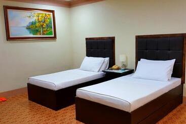 בית מלון כפרי Bohol Tropics Resort