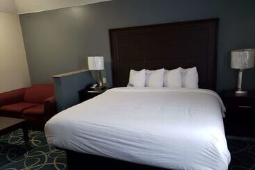 בית מלון כפרי Days Inn & Suites By Wyndham Cleburne Tx