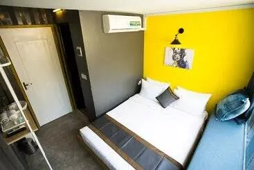هتل White Rabbit Hostel