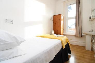 تختخواب و صبحانه Pebbles Guest House