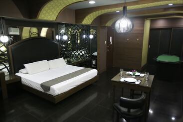 בית מלון כפרי Victoria Court North Edsa Caloocan