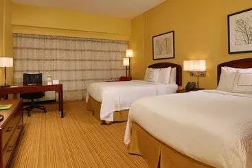 فندق Courtyard By Marriott Springfield Airport