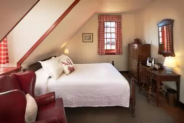 Hotel Colonial Houses, An Official Colonial Williamsburg