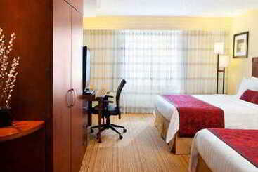 Отель Courtyard Marriott Houston Pearland