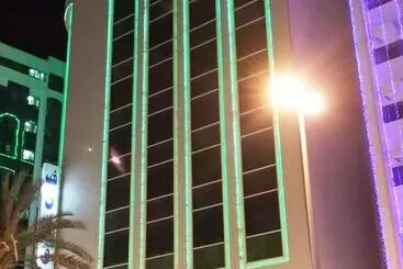 ホテル Nejoum Al Emarat