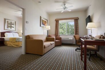 شقة فندقية Days Inn & Suites By Wyndham Columbus Ne