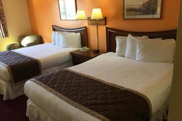 فندق Lake Tree Inn & Suites