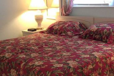 Deerfield Buccaneer Resort Apartments